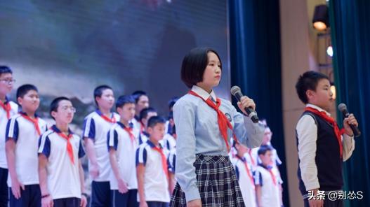 少年意气风发的古诗词（少年自当扶摇上,揽星衔月逐日光）